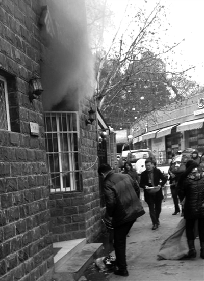 公厕管理房突然起火 烧毁管理员近万现金