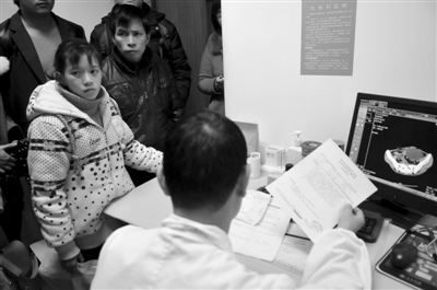 丽水姑娘先天性肛门闭锁 志愿者带她来温寻医