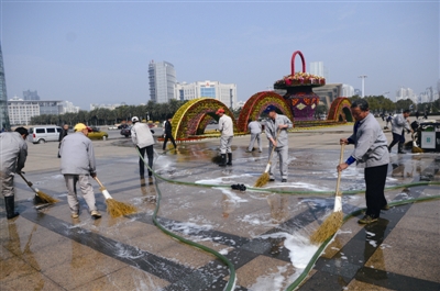 孔明灯泛滥成“灾”：30名保洁员扫出8卡车垃圾