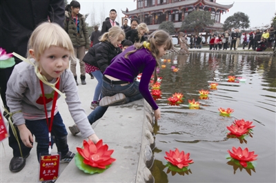 燃放孔明灯泛滥成“灾” 回归温州本土传统放河灯