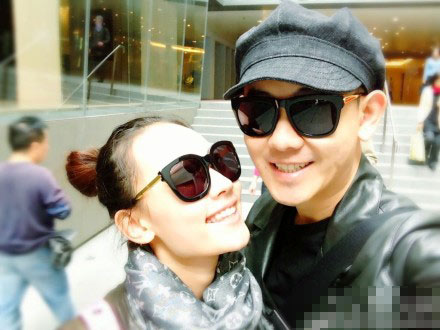 李响晒与孙骁骁亲密合照戴墨镜仰头秀恩爱