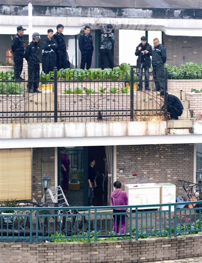 南瓯景园楼顶圈地养鸡种菜 执法部门今天继续拆违