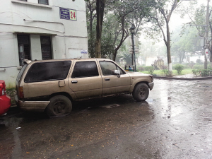 市民反映小区里常见“霸王车” 面包停了四五年