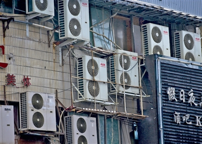 玻璃墙面破损空调杂乱 府前街康泰楼怎么如此邋遢