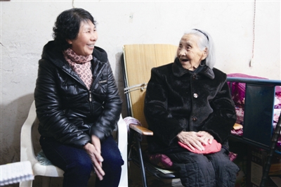 好媳妇陪睡二十载 无微不至照顾婆婆