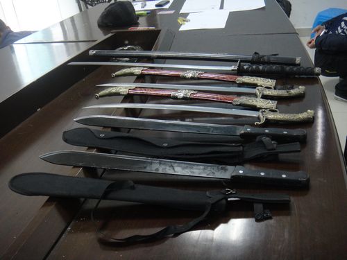 男子背着5把刀招摇过市 民警驱车闹市追捕