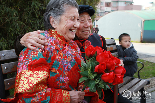 温州志愿者特殊礼物 为老夫老妻免费拍结婚照_独家报道_温州网