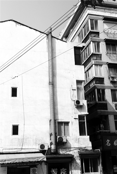 新桥街道商讨除“疤”方案 城管下达整改通知书