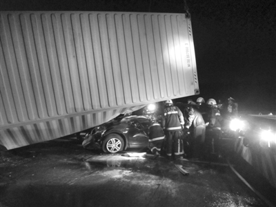 高速上越野車被壓扁 車內(nèi)四人奇跡生還(組圖)