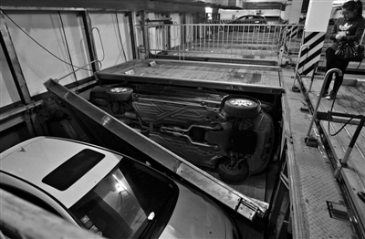 和平大厦立体车库出现意外 车位坍塌翻落奔驰