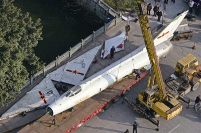 “歼-8”艰难瑞安行 机翼被拆下摆地上(图)