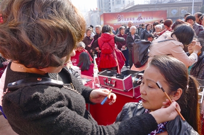 近百巾帼志愿者 松台广场献爱心
