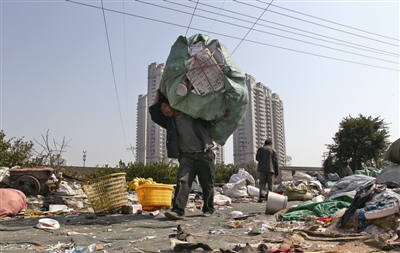 废弃铁管半人高 黄宅南路4个垃圾回收站又被取缔