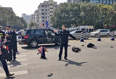 图说温州：斑马线上奔驰连撞三人 