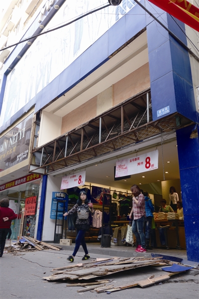 服装专卖店二楼展示窗坠地 女子手臂被刮伤