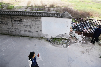 同段墙不同命：看得见的被刷白 看不见的依旧脏