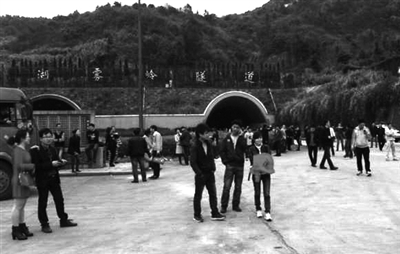 运羽绒服的车辆隧道内起火 众人狂奔避险(图)