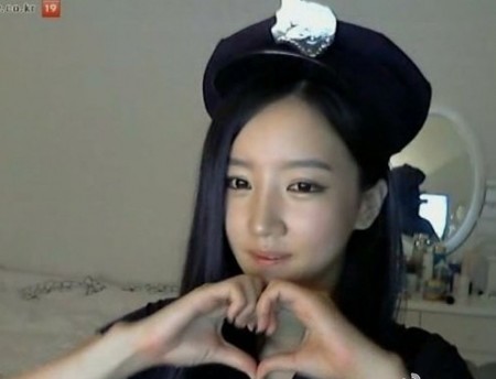 韩女主播化身性感女警中国人的意淫?