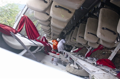 乐清大客车从江西返回 与对向客车刮擦后翻下路基