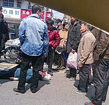 助力车撞伤母女逃逸 家属悬赏两万寻线索(图)