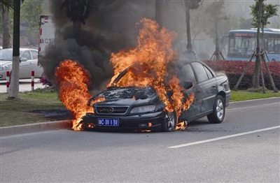 图说温州：轿车突然自燃 父子三人逃生