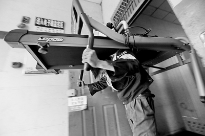 公司月薪八千难招搬运工 工人:太累几乎脱层皮