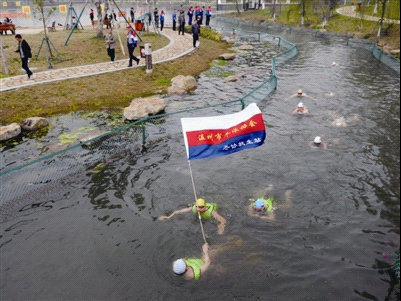 温州市民下河游泳呼吁：共同保护环境