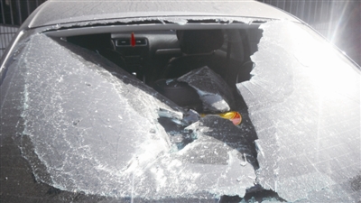 四青年酒后失控连砸七辆豪车 每人曾喝下24瓶啤酒