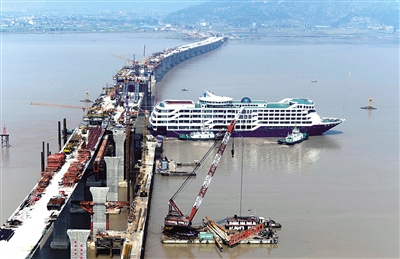 历时两个半小时 “明珠七号”顺利搬家到浦西码头