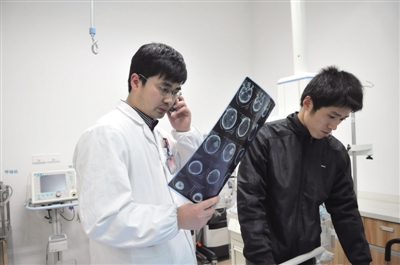 都市夜行人系列：急诊室常上演夜间大战(图)