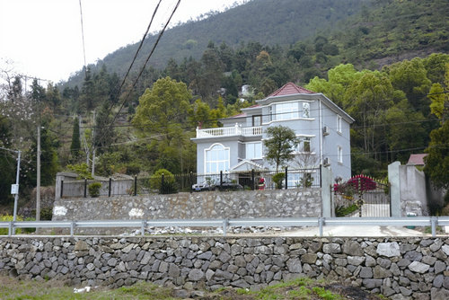 村支书占地1000平方米建别墅 安置协议书疑点重重