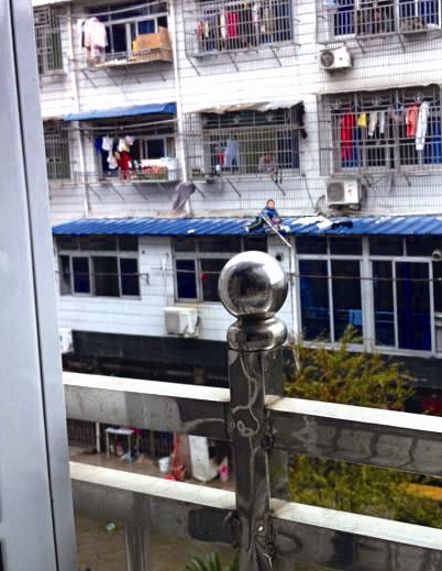 九岁男孩六楼坠落 三楼雨棚救他一命