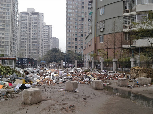 小区空地成垃圾场 物业称是无奈之举