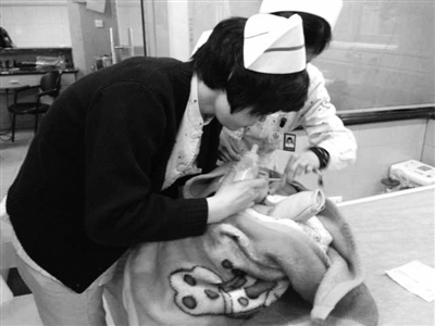 冷雨夜新生儿被弃桥洞 拾荒人抱了弃婴整夜