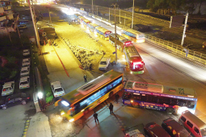 300辆公交车堵路 德里苑居民堵心