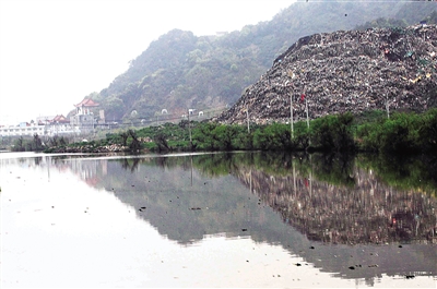 一座垃圾山，说要移走 说了一年又一年