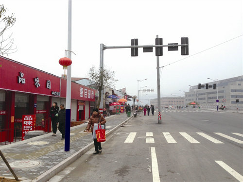 明知违建不拆除 摇身变成小商铺