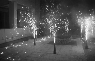 999朵玫瑰求婚引热议 男主角称没想到引起关注