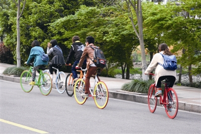 “死飞”自行车频现街头 不少人追求个性卸掉刹车