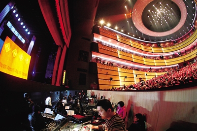 温州大剧院歌剧厅独特的马蹄形布局给观众留下深刻印象.赵用摄