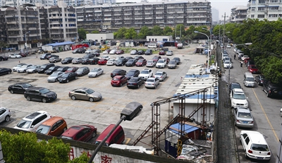 3年前开工 站前东小区立体车库至今是平地