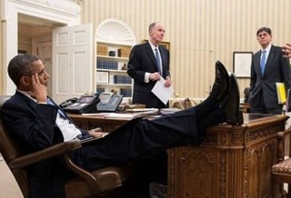 英媒曝奥巴马办公照最爱将脚跷上桌