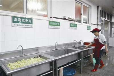 温州中学食堂洗菜区,光洗菜池就分蔬菜,肉类,水产等不同类别.