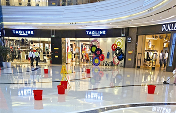 ���㳡�ڡ�ˮͰ�� ��ҵ����һ���̳�©��