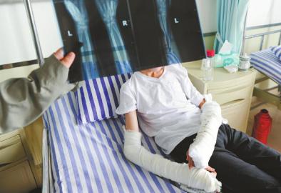 少年骑车竞速摔断双手谎称摔下窨井 谁教会了你说谎?