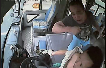 “恶男”无法找零殴打公交司机