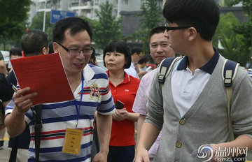 高考现场 爱心接力温馨场面