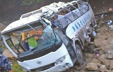 新疆大巴车冲下40米高山坡十余人遇难