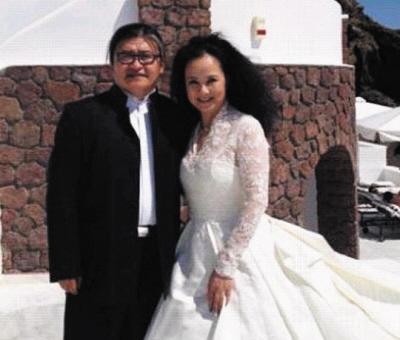 2013年6月9日,刘欢与爱妻卢璐在希腊办结婚25周年银婚典礼,随行的是