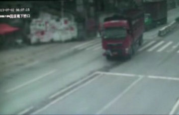 ��Ƶ������һ���˹���·������ײ���漣����